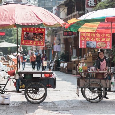 gpy 科普站主编林澈坐在靠窗工位前，面前摊开一叠公开资料，正用笔在纸页边缘做批注，午后阳光落在桌面